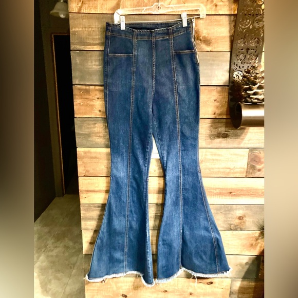 Bell Bottom jeans zip up on the side size Med Woman’s - Picture 3 of 14